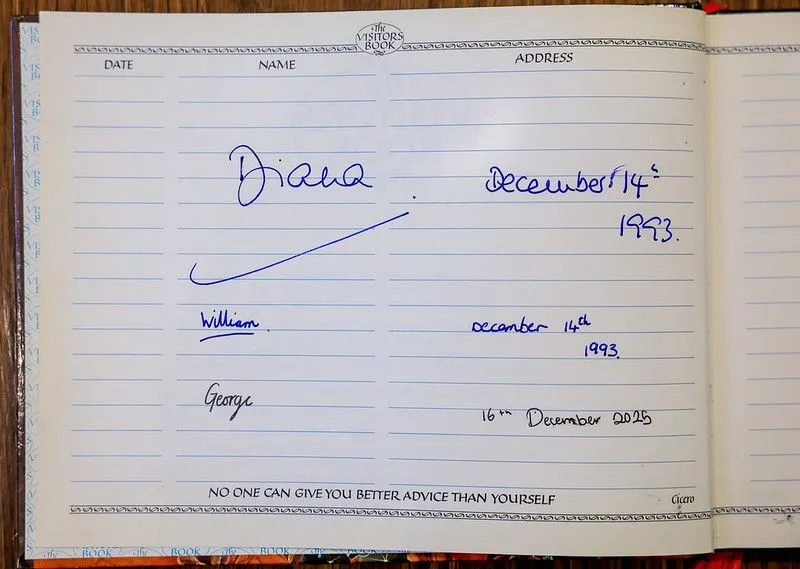 O Príncipe George assinou o livro de visitas mais de 30 anos depois de seu pai e avó
