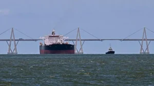 Navios petroleiros aguardam carregamento no lago de Maracaibo