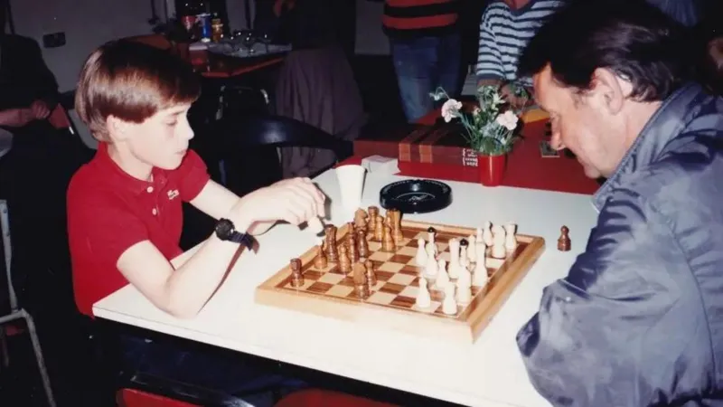 Um jovem William jogando xadrez na instituição de caridade sediada em Westminster