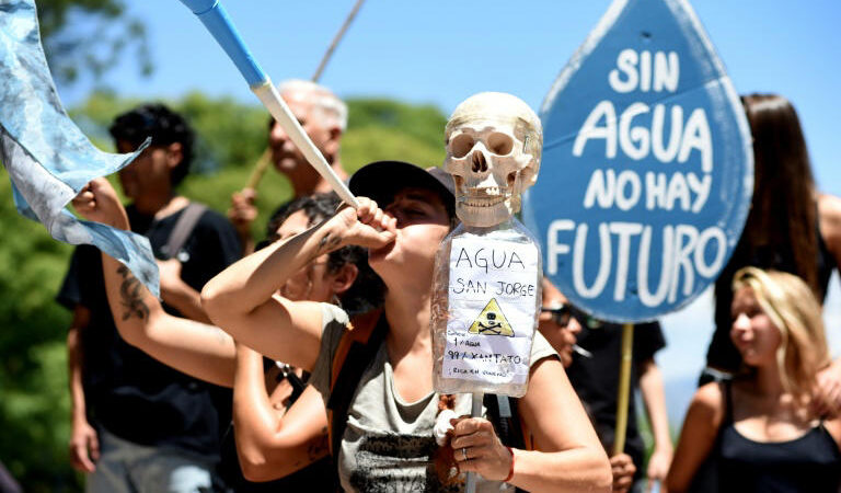 Milhares protestam contra impacto ambiental de projeto de mineração na Argentina