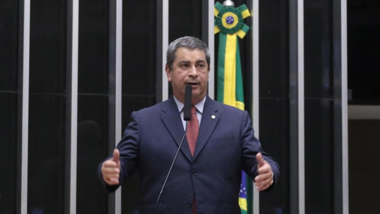 Coronel Tadeu, o suplente de Zambelli que rasgou cartaz sobre o genocídio do povo negro