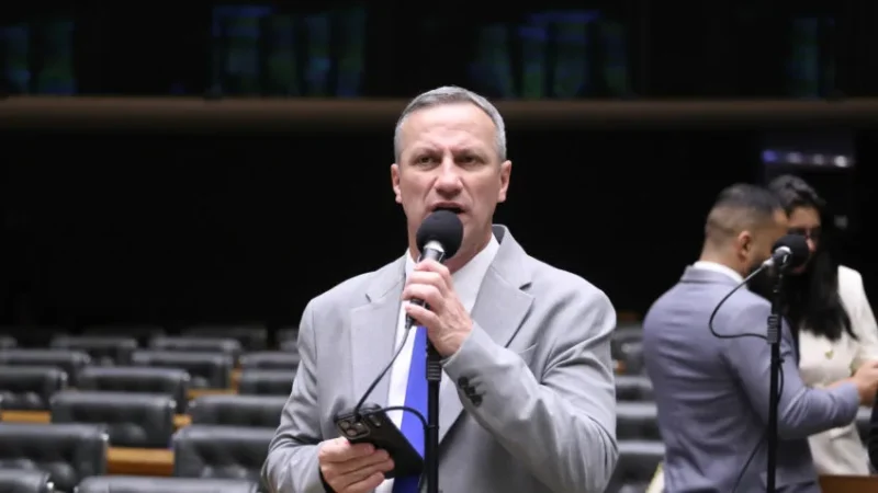 Deputado da oposição pede que CNJ investigue Moraes sobre Master…
