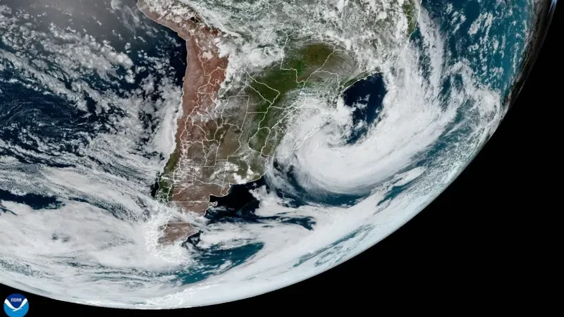 As imagens de satélite que mostram ciclone com ventos de até 120 km/h no Brasil visto do espaço