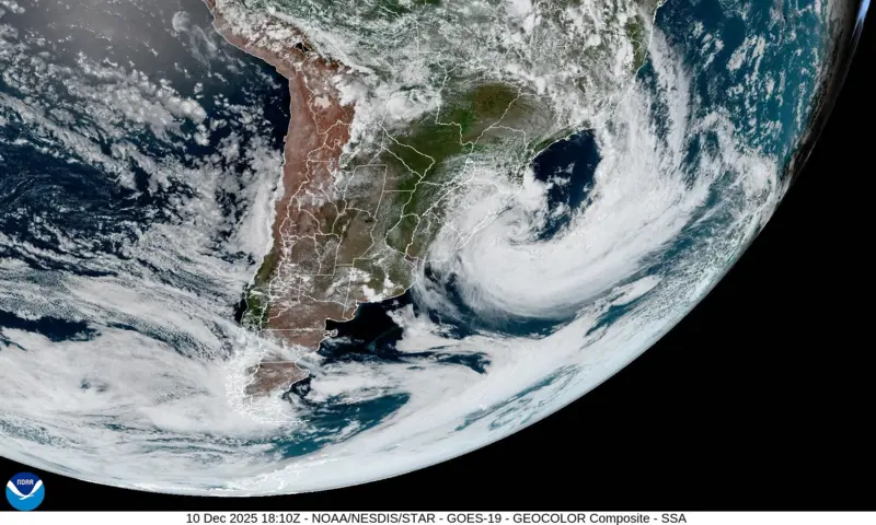 As imagens de satélite que mostram ciclone com ventos de até 120 km/h no Brasil visto do espaço
