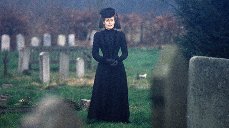 Exibido pela primeira vez na véspera de Natal de 1989, a adaptação original para TV do assustador romance de Susan Hill, A Mulher de Preto, contém o que alguns consideram um dos maiores sustos da história do cinema.