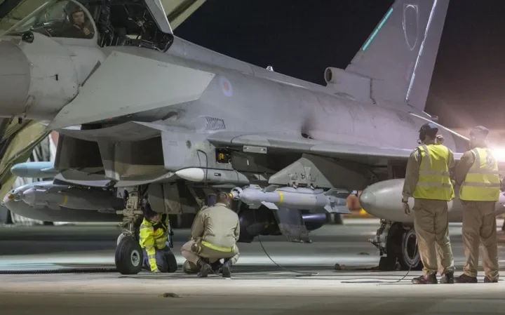 Reino Unido e França bombardeiam bunker de armas subterrâneo do EI na Síria