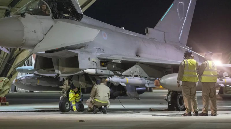 Reino Unido e França bombardeiam bunker de armas subterrâneo do EI na Síria