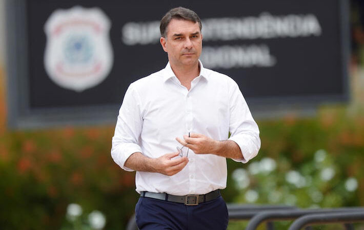 Flávio diz que Bolsonaro está com corte de 5 ou 6 centímetros no rosto após queda