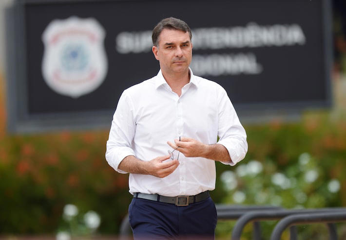 Flávio diz que Bolsonaro está com corte de 5 ou 6 centímetros no rosto após queda