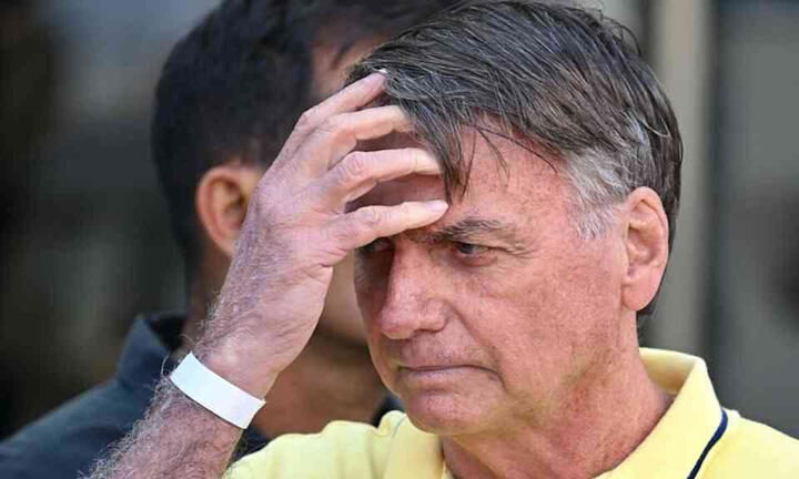 Bolsonaro é levado a hospital para exames após sofrer queda e bater a cabeça, diz Michelle