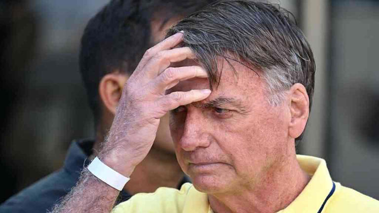 Bolsonaro é levado a hospital para exames após sofrer queda e bater a cabeça, diz Michelle