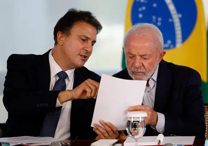 Lula publicará MP para evitar reajuste de R$ 18 a professores, diz ministro